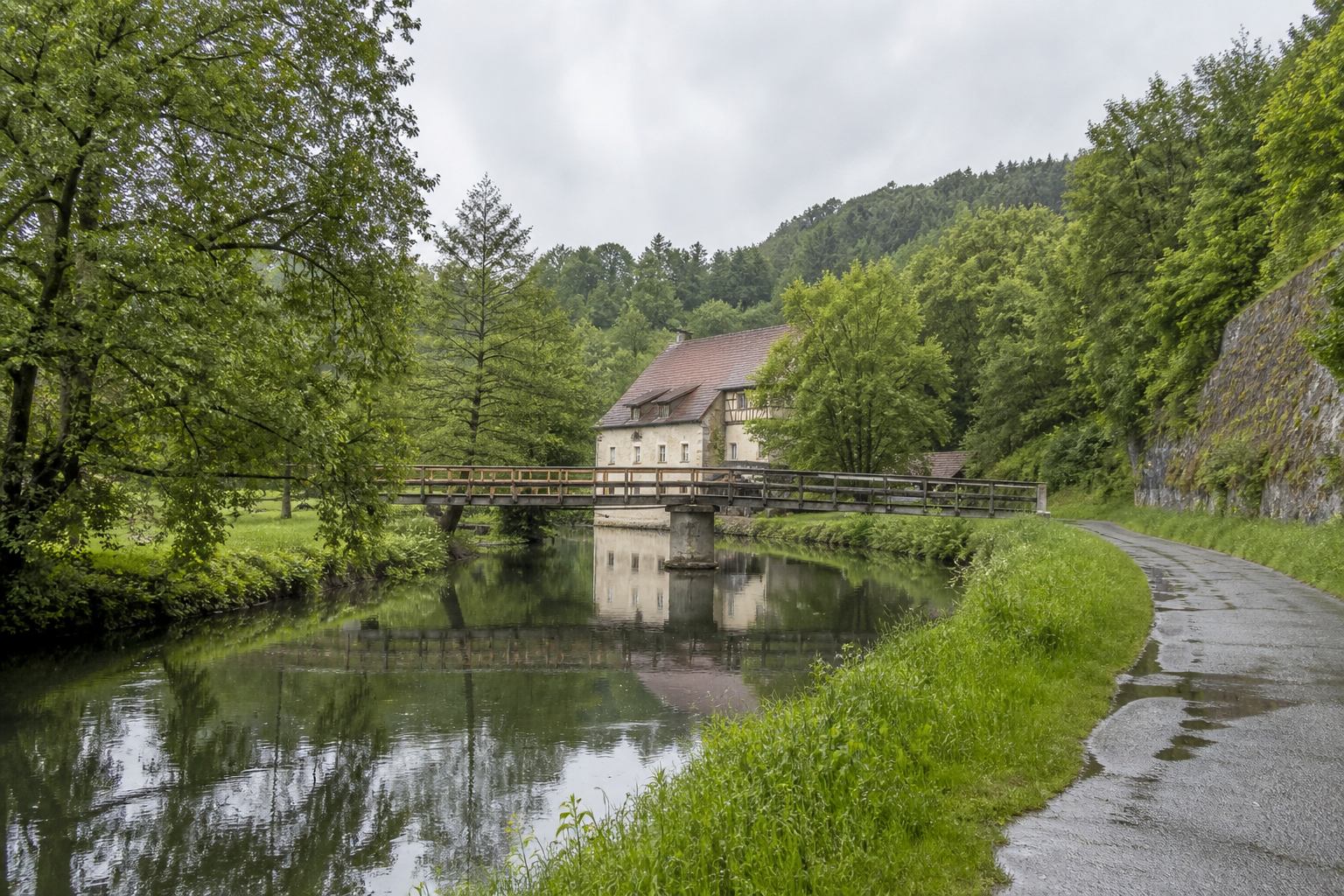 Wiesenttal mit Brücke und Uferweg in Franken